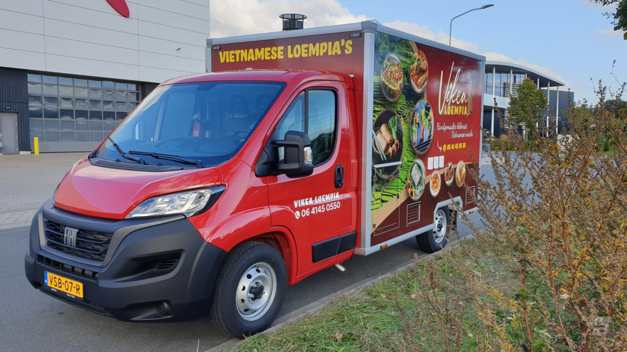 Vooraanzicht van een verkoopwagen voor loempia's