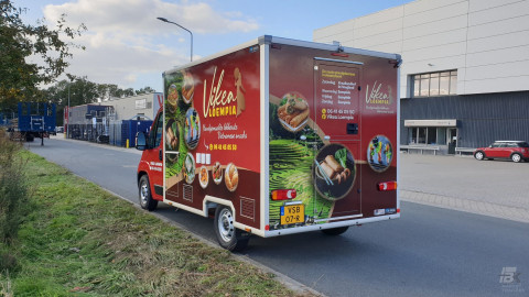 Achteraanzicht van een verkoopwagen voor loempia's