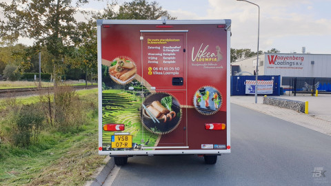 Achteraanzicht van een verkoopwagen voor loempia's