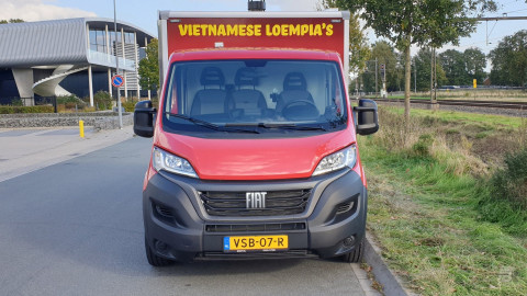 Vooraanzicht van een verkoopwagen voor loempia's