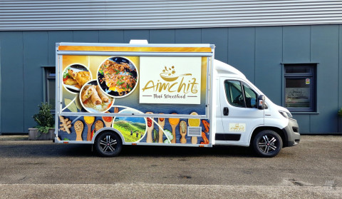 Zijaanzicht van een verkoopwagen voor streetfood met gesloten luifel
