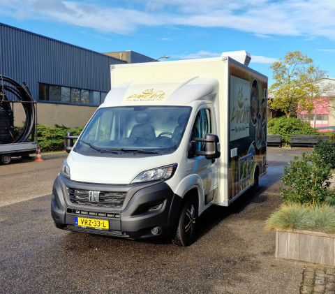 Vooraanzicht van een verkoopwagen voor streetfood