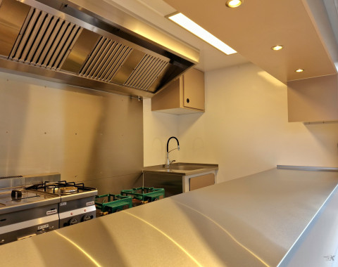 Binnenkant van een verkoopwagen voor streetfood