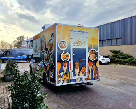 Achteraanzicht van een verkoopwagen voor streetfood