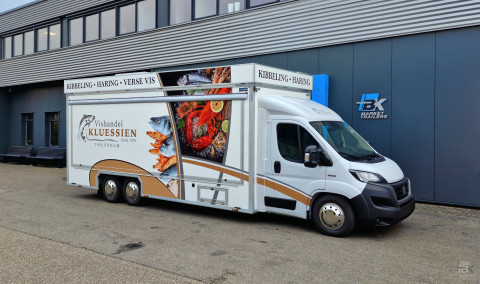 Zijaanzicht van een verkoopwagen voor vis met gesloten luifel