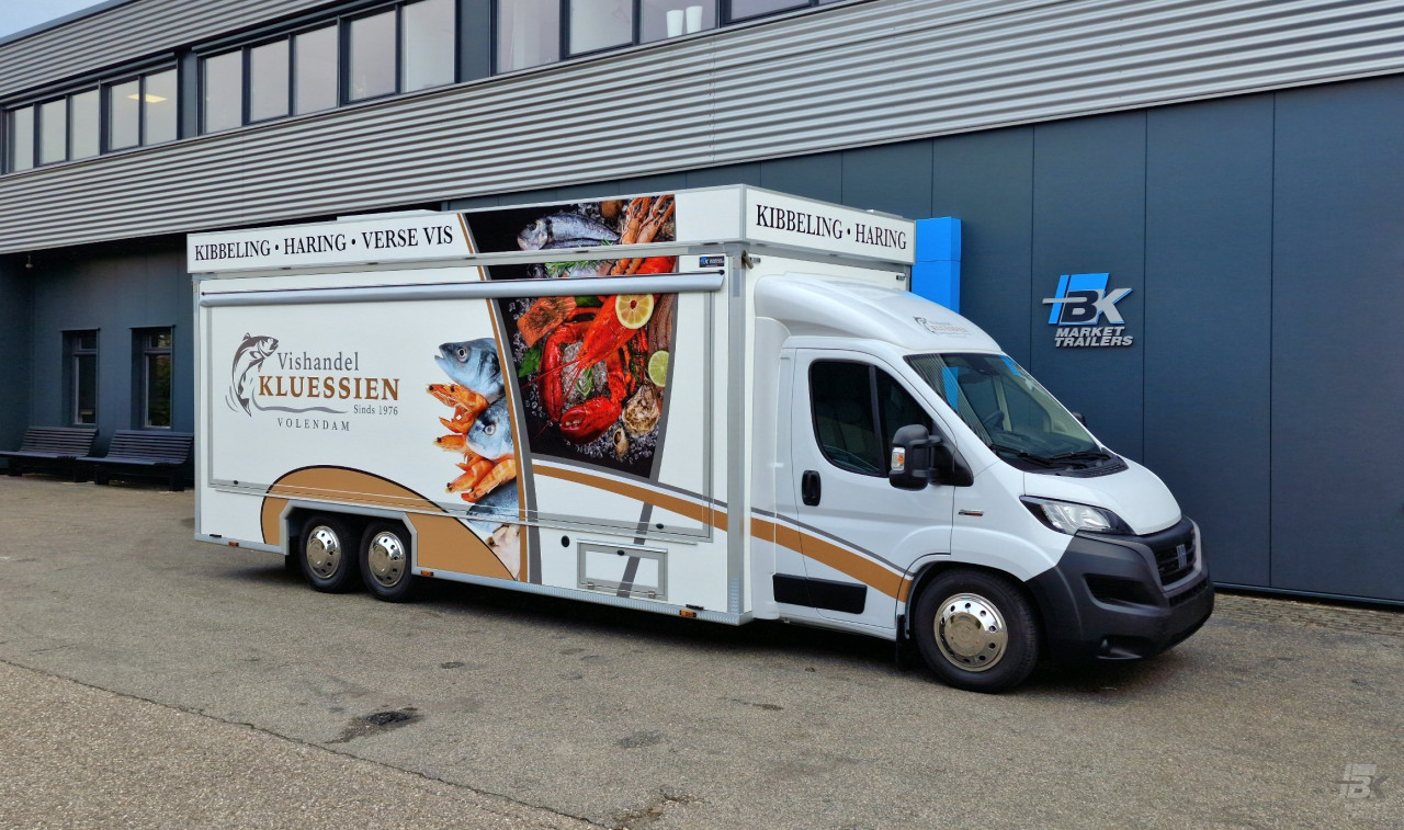 Zijaanzicht van een verkoopwagen voor vis met gesloten luifel