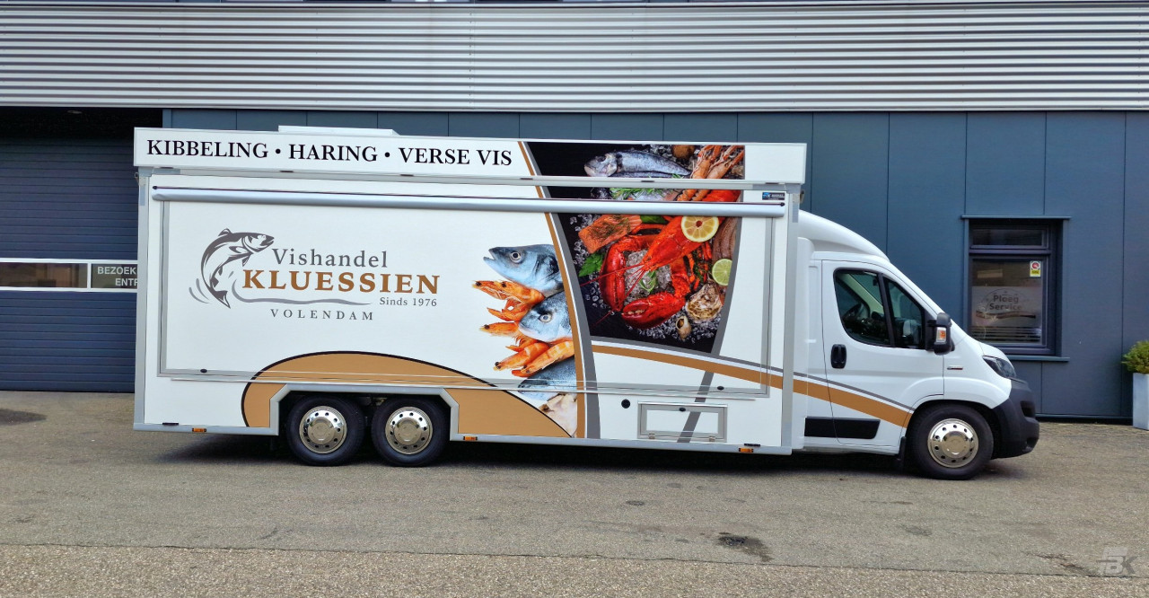 Zijaanzicht van een verkoopwagen voor vis met gesloten luifel