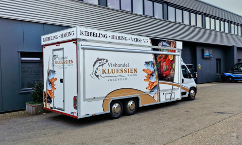 Zijaanzicht van een verkoopwagen voor vis met gesloten luifel
