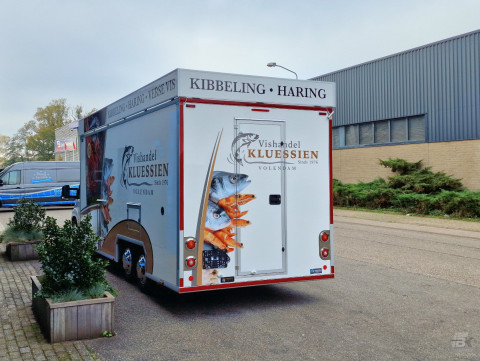 Achteraanzicht van een verkoopwagen voor vis