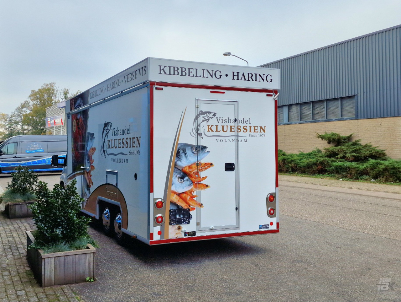 Achteraanzicht van een verkoopwagen voor vis