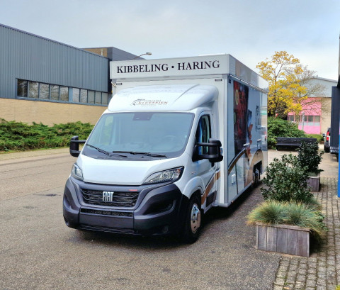 Vooraanzicht van een verkoopwagen voor vis