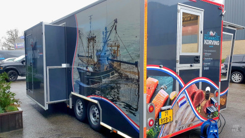 Detail van reclamebestickering aan de buitenkant van een verkoopwagen voor vis