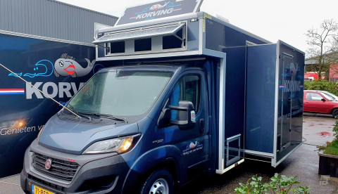 Vooraanzicht van een verkoopwagen voor vis