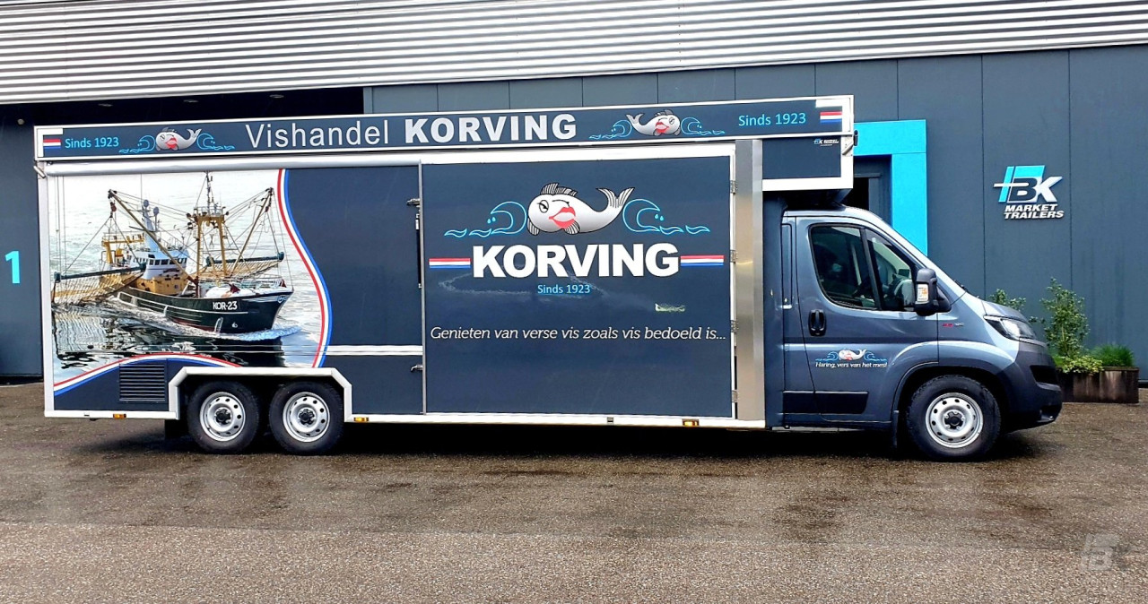 Zijaanzicht van een verkoopwagen voor vis met gesloten luifel