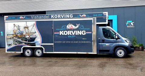 Zijaanzicht van een verkoopwagen voor vis met gesloten luifel