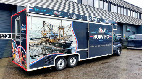Zijaanzicht van een verkoopwagen voor vis met gesloten luifel