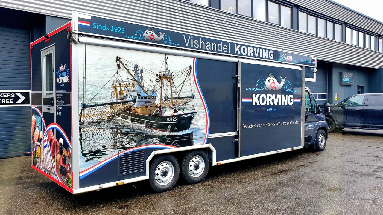 Zijaanzicht van een verkoopwagen voor vis met gesloten luifel