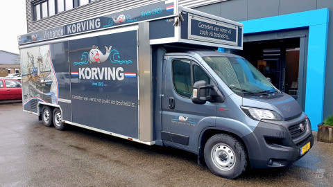 Zijaanzicht van een verkoopwagen voor vis met gesloten luifel