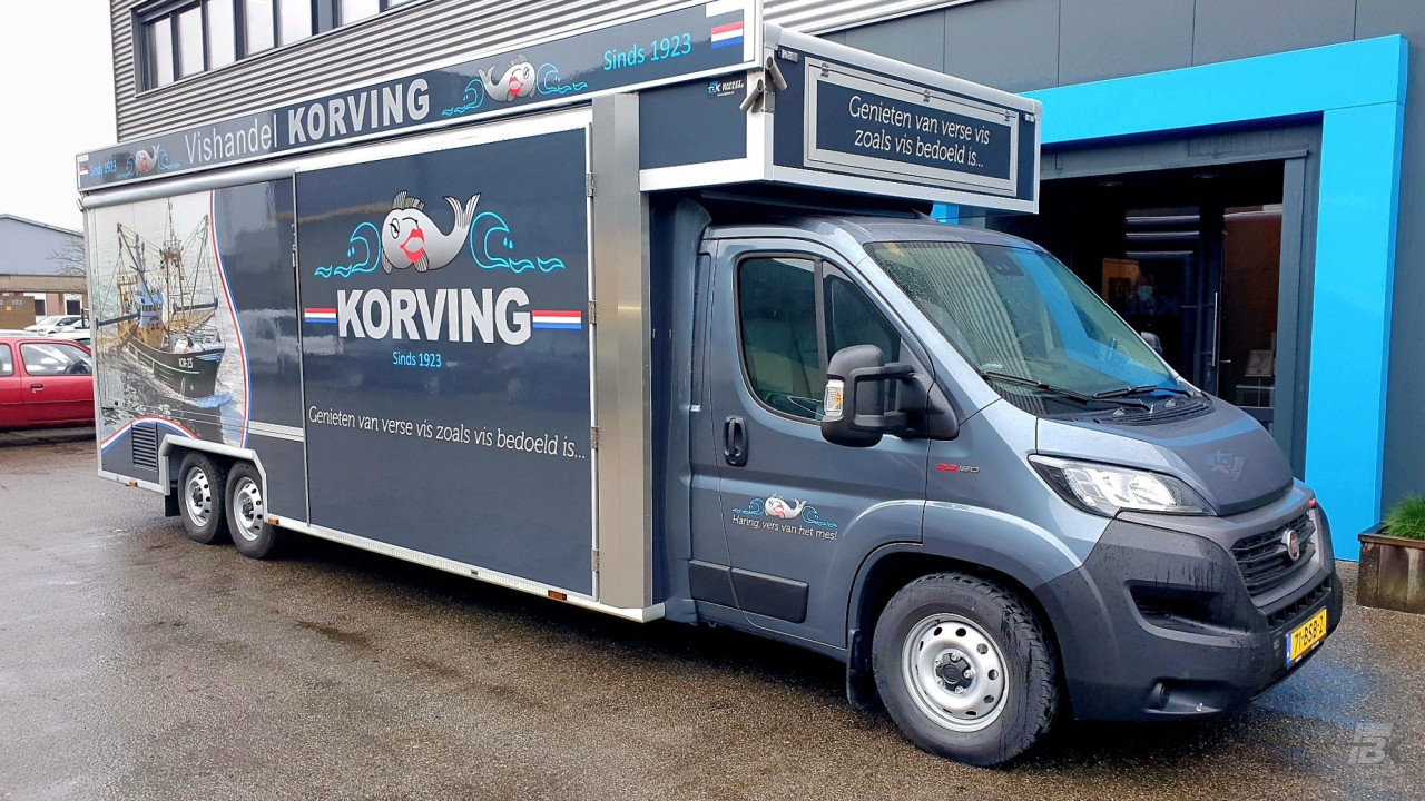 Zijaanzicht van een verkoopwagen voor vis met gesloten luifel
