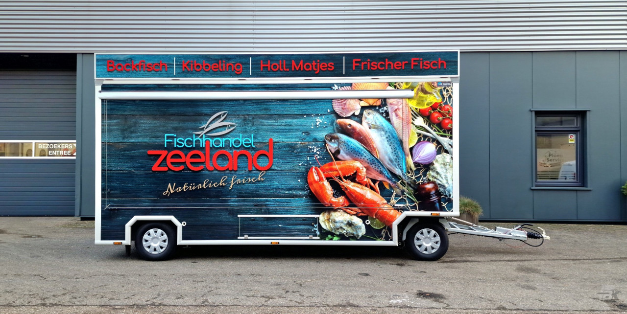 Zijaanzicht van een aanhangwagen voor vis met gesloten luifel