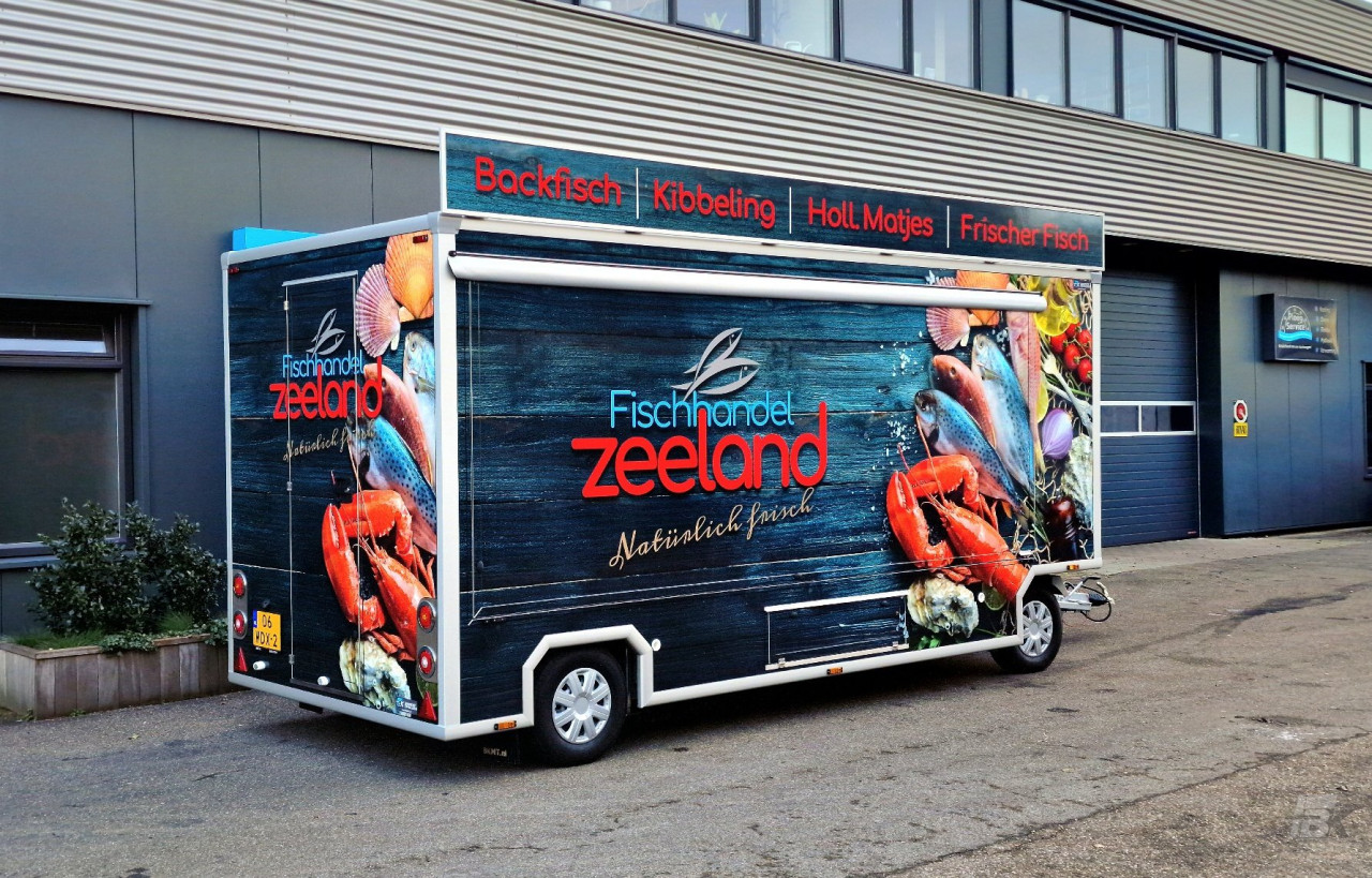 Zijaanzicht van een aanhangwagen voor vis met gesloten luifel