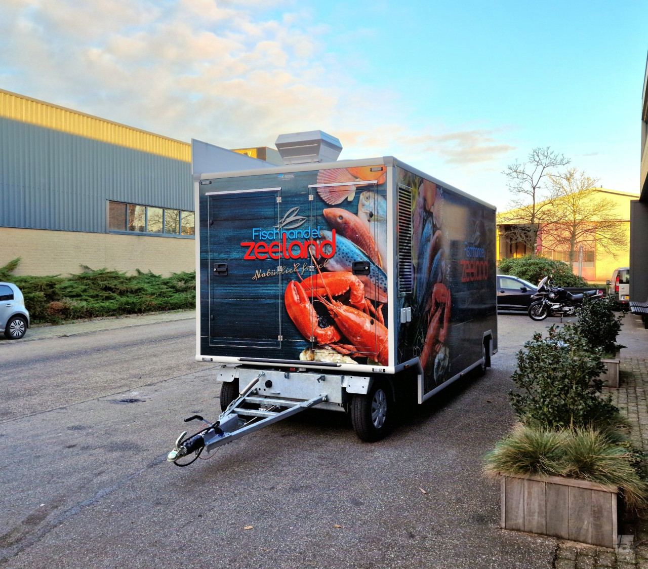 Vooraanzicht van een aanhangwagen voor vis