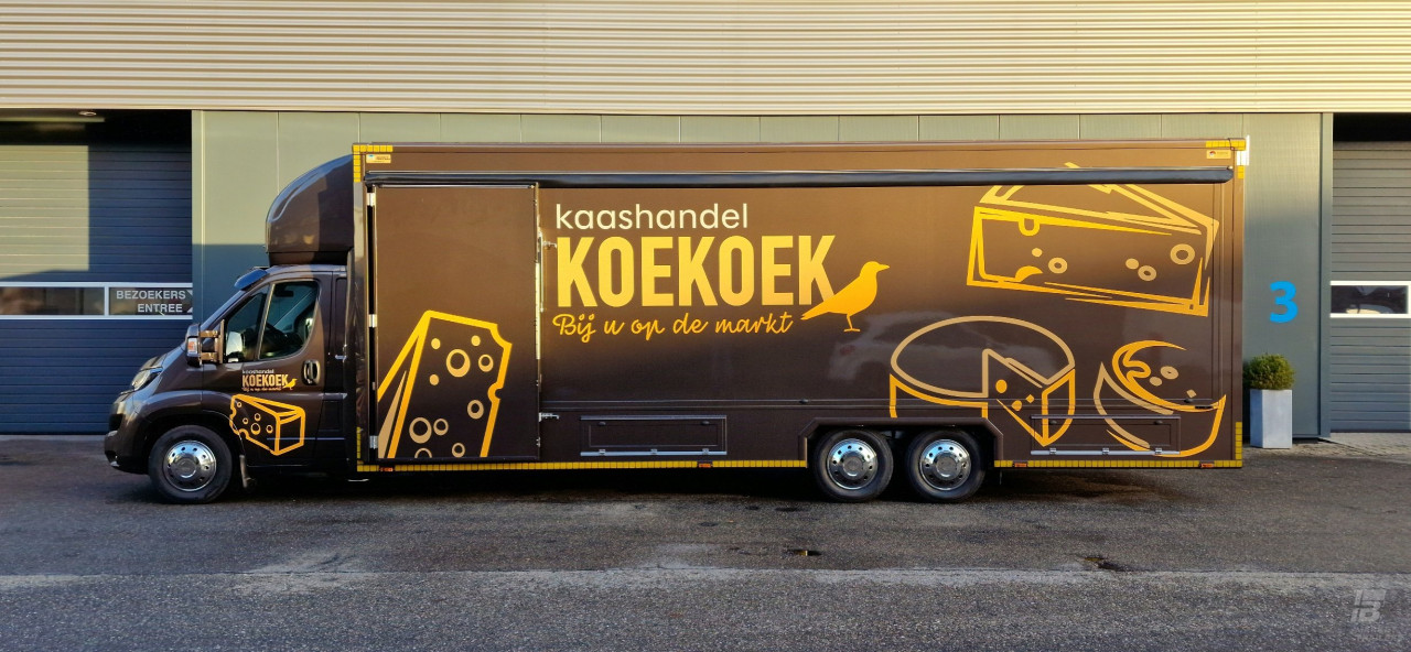 Zijaanzicht van een verkoopwagen voor kaas met gesloten luifel