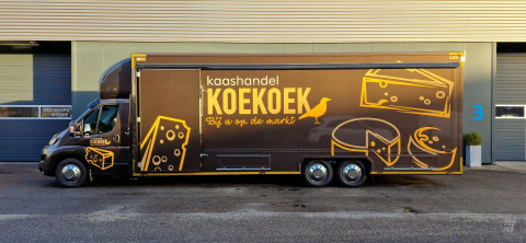 Zijaanzicht van een verkoopwagen voor kaas met gesloten luifel