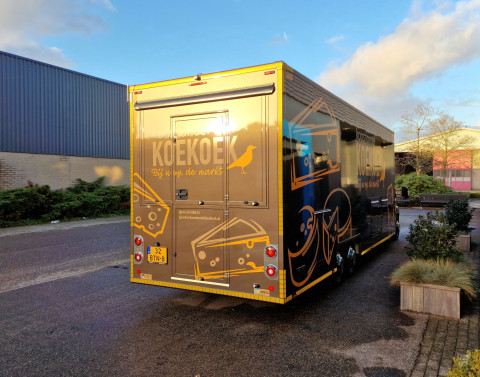 Achteraanzicht van een verkoopwagen voor kaas