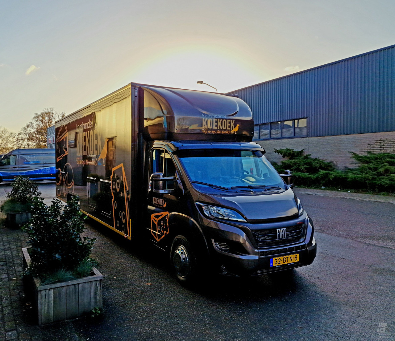 Vooraanzicht van een verkoopwagen voor kaas