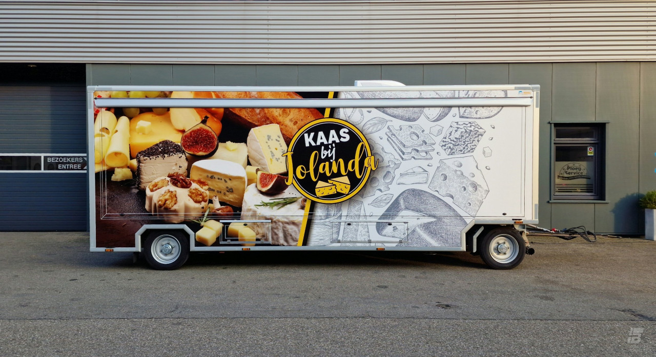 Zijaanzicht van een verkoopwagen voor kaas met gesloten luifel
