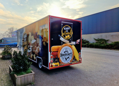 Achteraanzicht van een verkoopwagen voor kaas