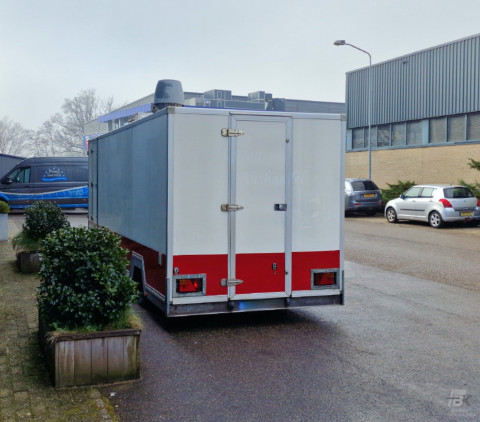 Achteraanzicht van een aanhangwagen voor diverse branches