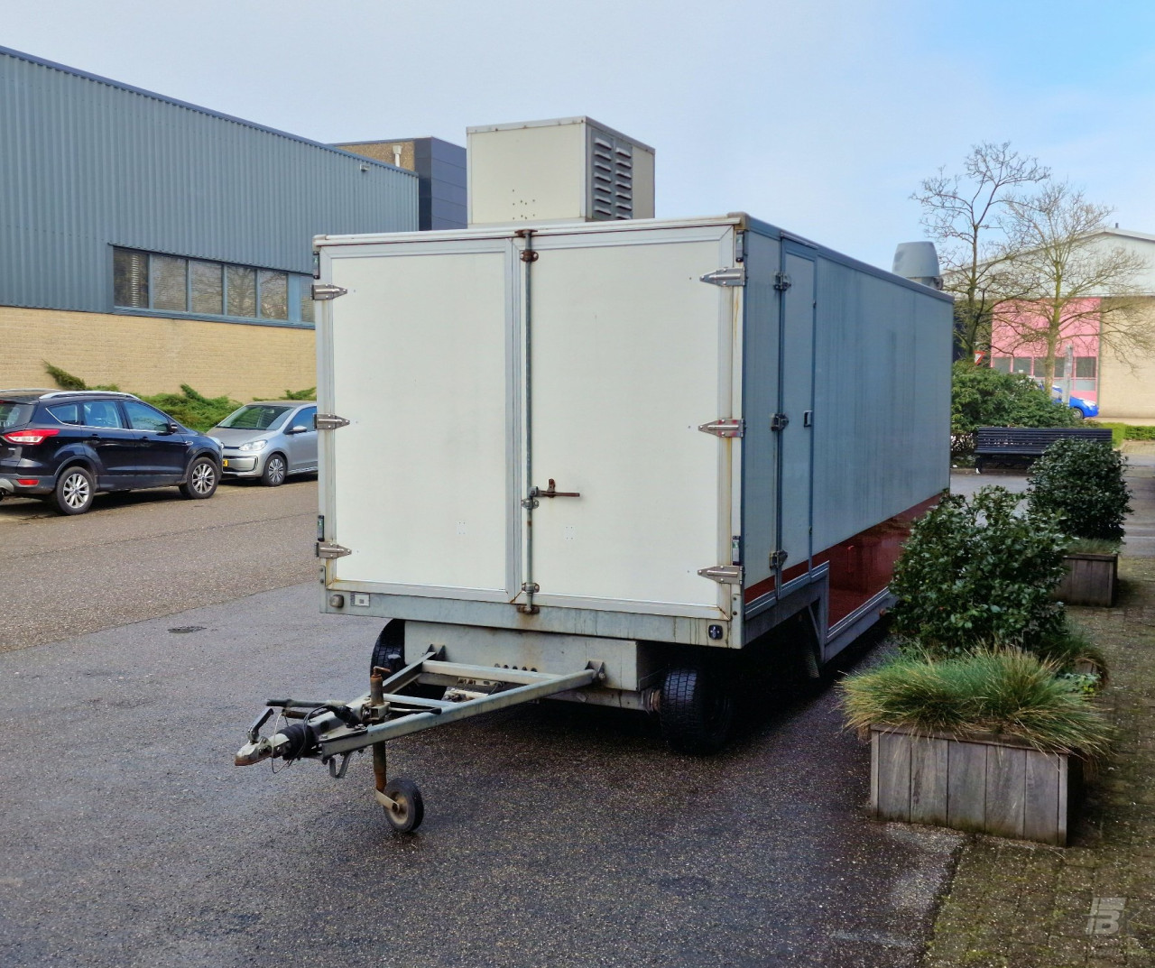 Vooraanzicht van een aanhangwagen voor diverse branches