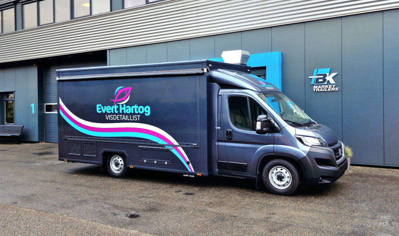 Zijaanzicht van een verkoopwagen voor vis met gesloten luifel