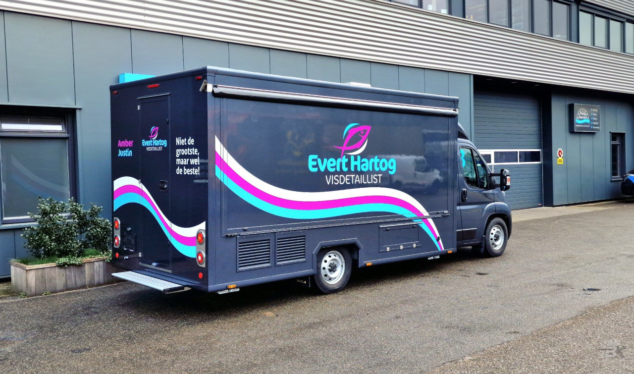 Zijaanzicht van een verkoopwagen voor vis met gesloten luifel