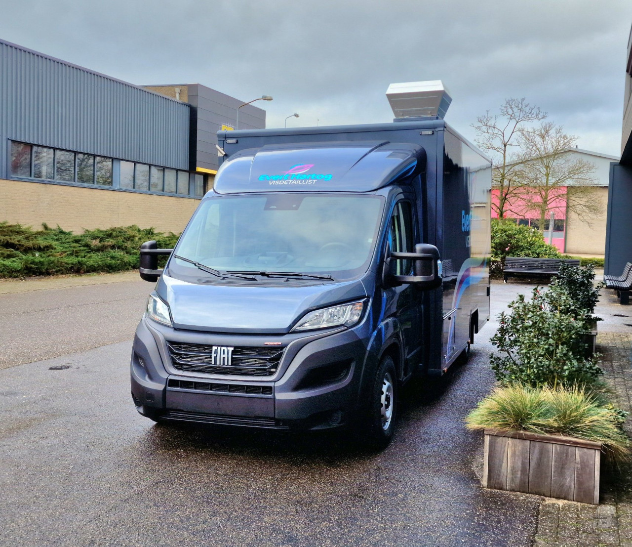 Vooraanzicht van een verkoopwagen voor vis