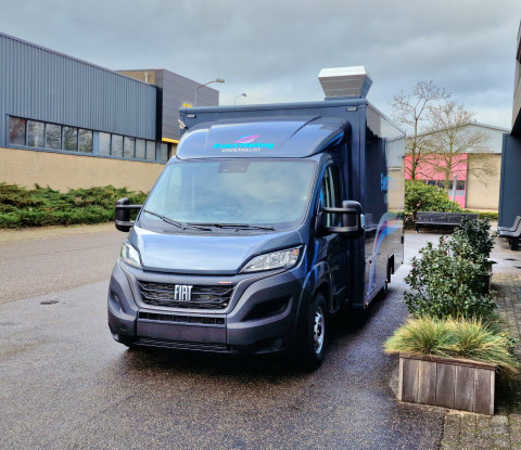 Vooraanzicht van een verkoopwagen voor vis