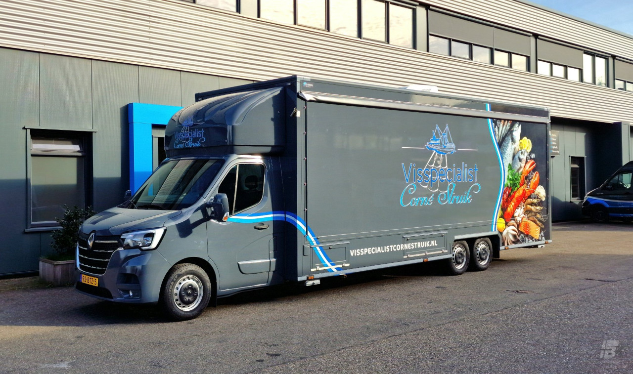 Zijaanzicht van een verkoopwagen voor vis met gesloten luifel
