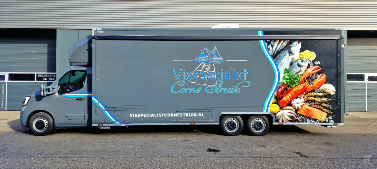 Zijaanzicht van een verkoopwagen voor vis met gesloten luifel