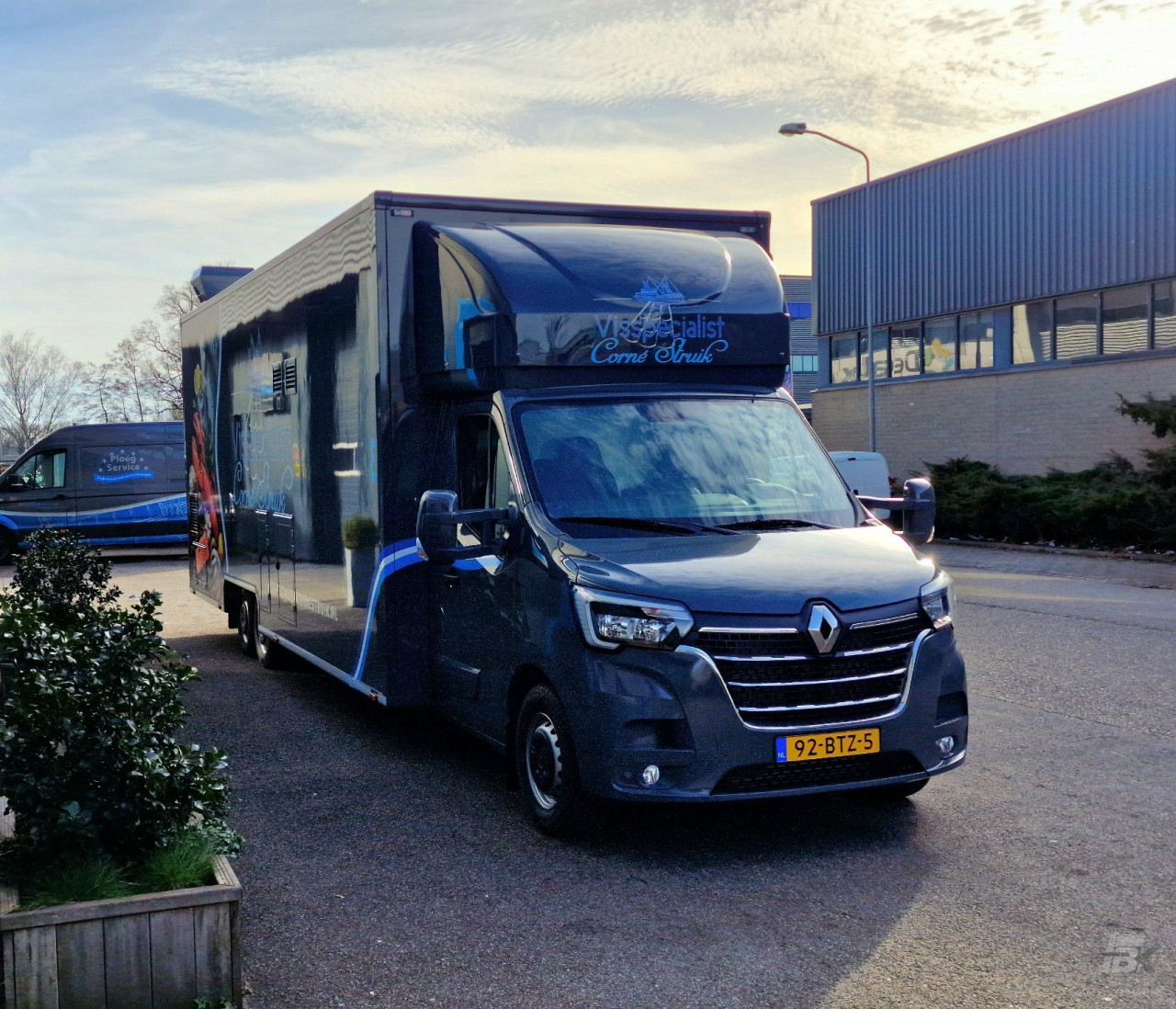 Vooraanzicht van een verkoopwagen voor vis
