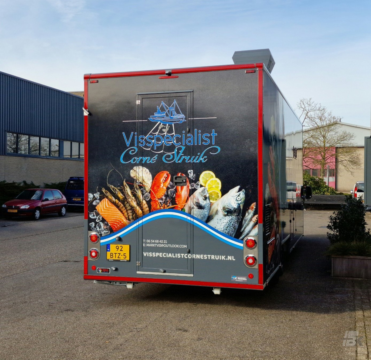 Achteraanzicht van een verkoopwagen voor vis