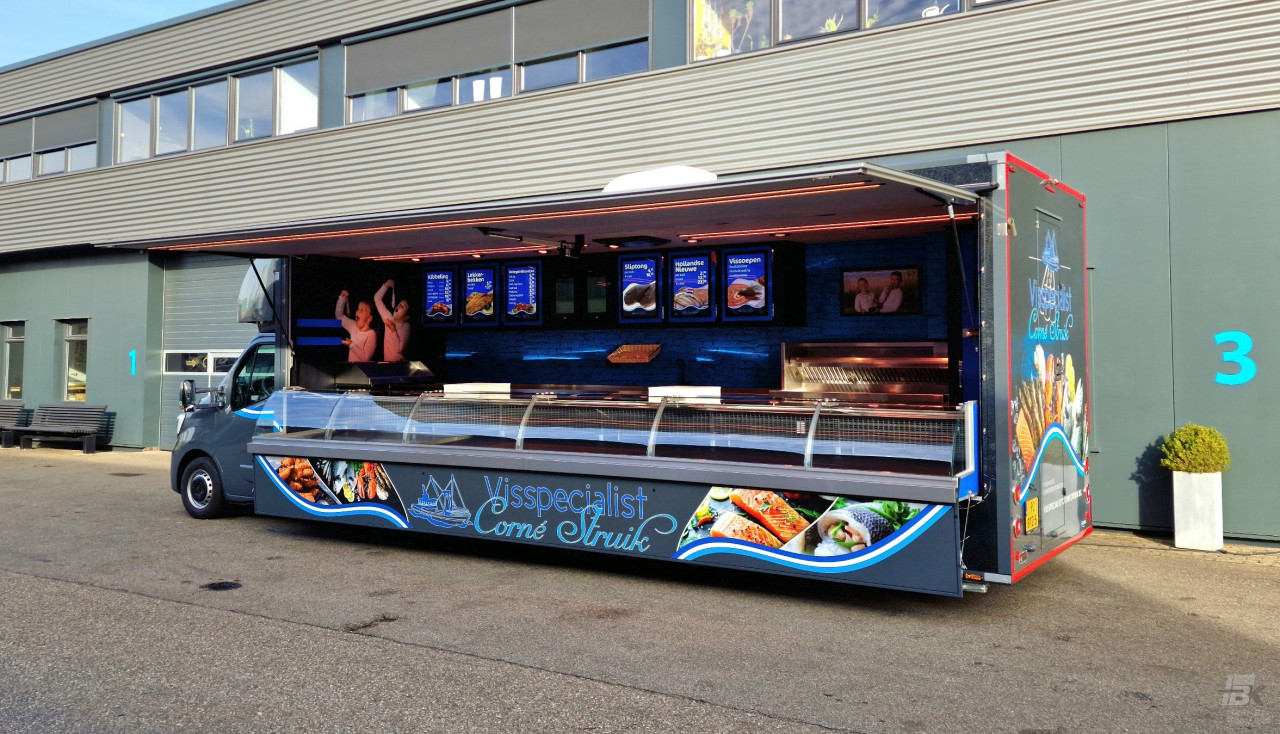 Zijaanzicht van een verkoopwagen voor vis met geopende luifel