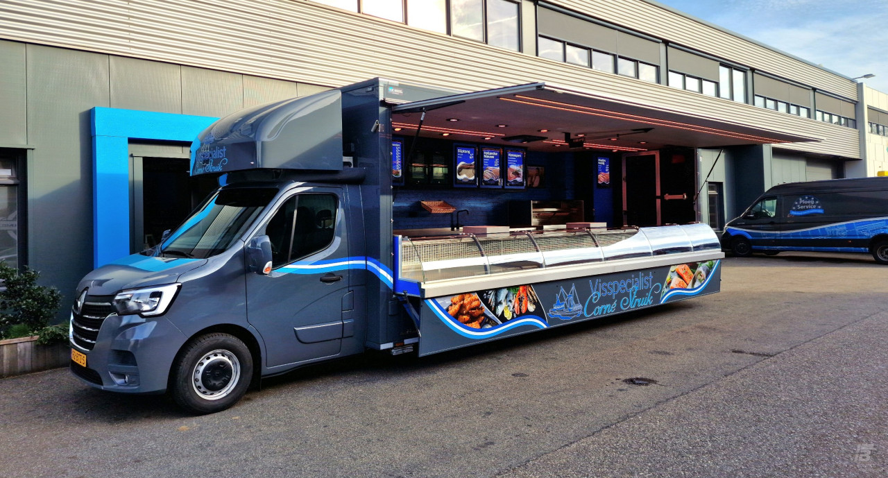 Zijaanzicht van een verkoopwagen voor vis met geopende luifel