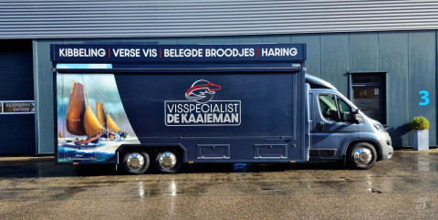 Zijaanzicht van een verkoopwagen voor vis met gesloten luifel