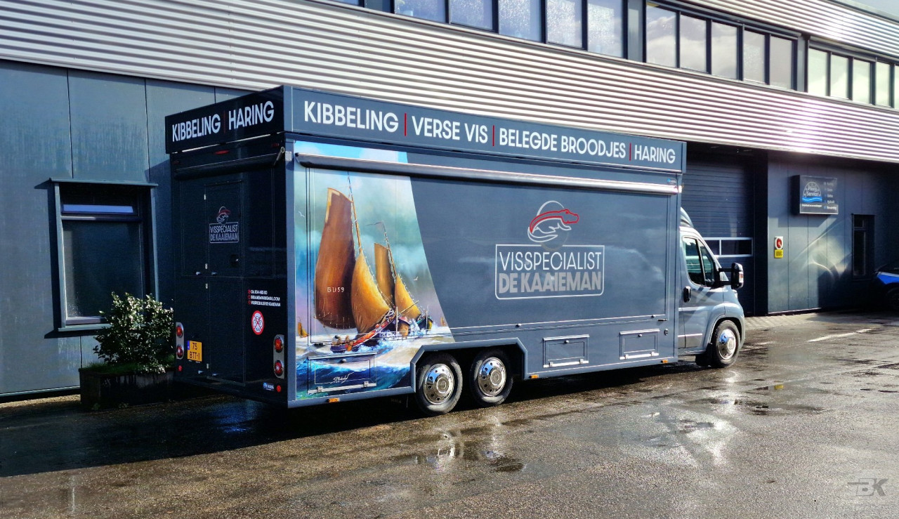 Zijaanzicht van een verkoopwagen voor vis met gesloten luifel