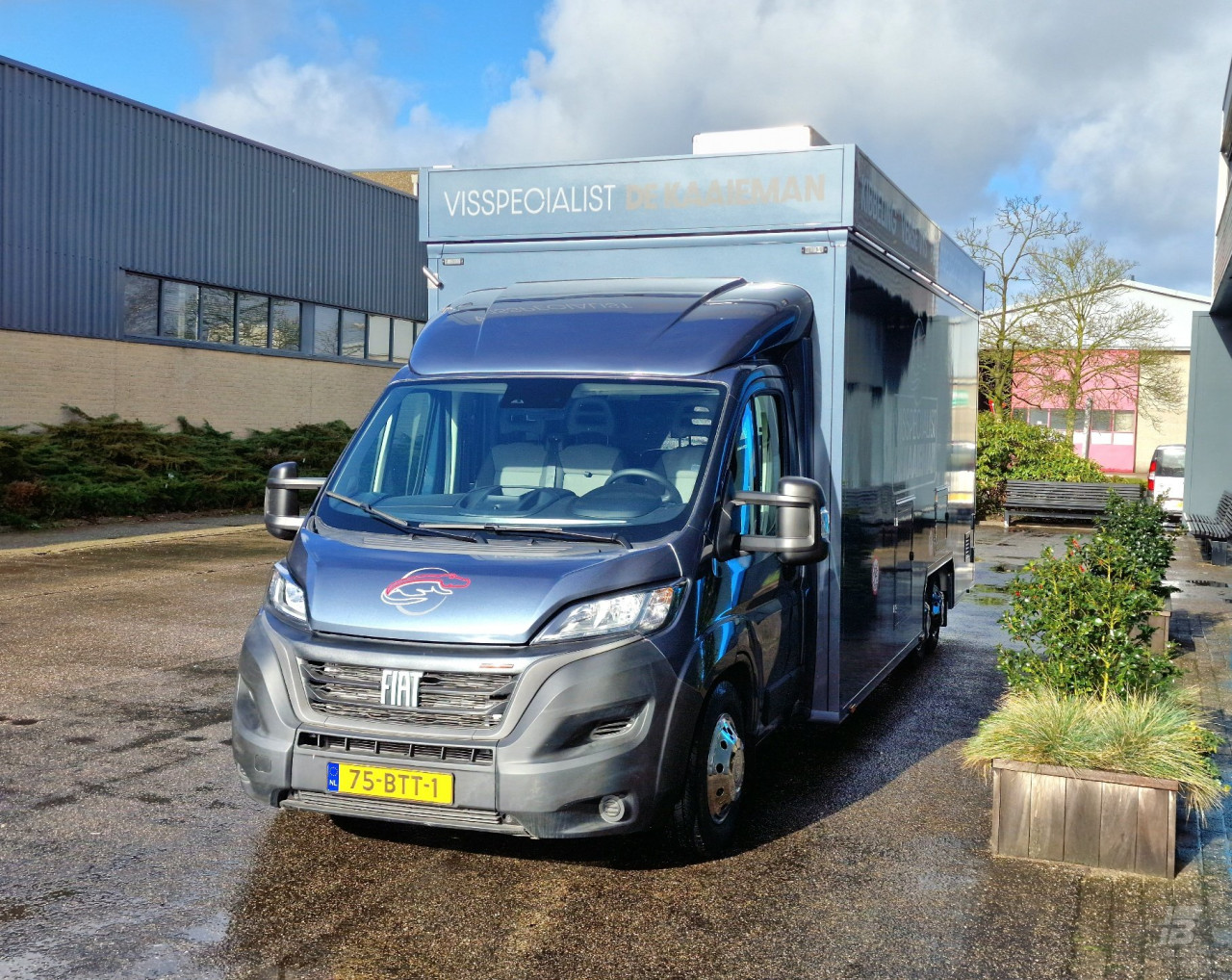 Vooraanzicht van een verkoopwagen voor vis