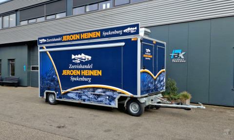 Zijaanzicht van een aanhangwagen voor vis met gesloten luifel