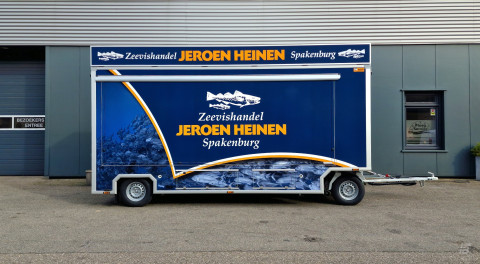 Zijaanzicht van een aanhangwagen voor vis met gesloten luifel