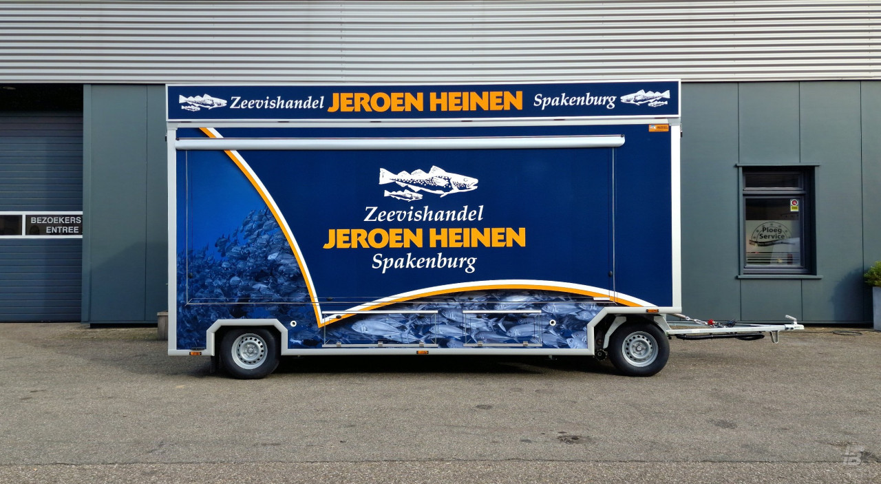 Zijaanzicht van een aanhangwagen voor vis met gesloten luifel